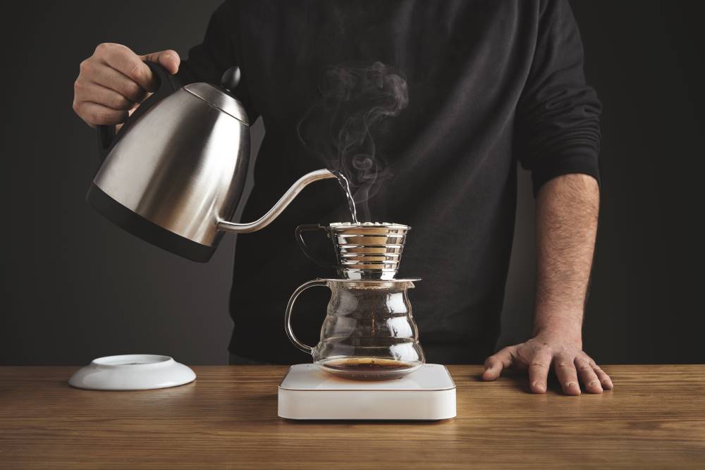 A filter kávé készítés során az őrölt kávét filterbe tesszük, majd forró vízzel öntjük le.