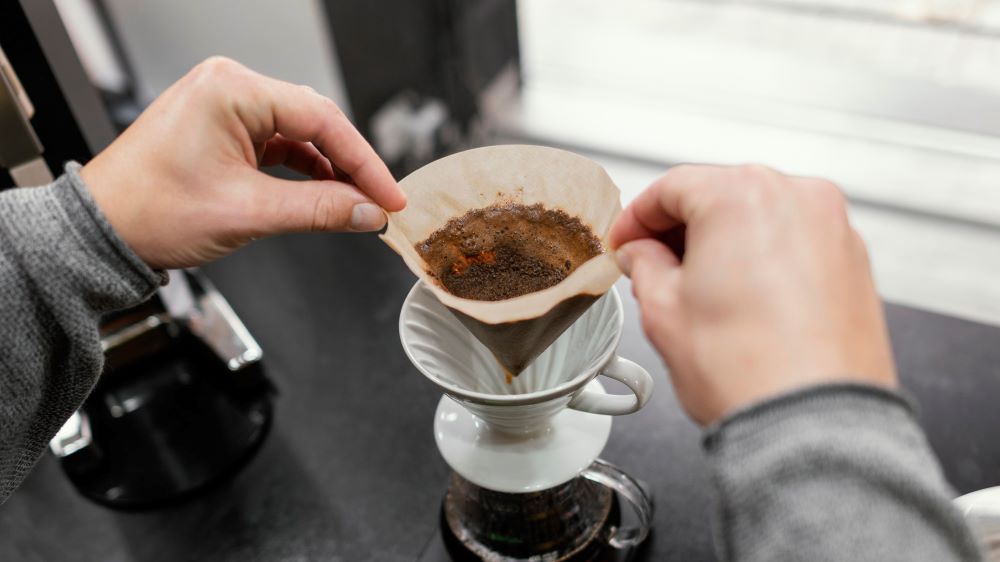 A filter kávé íze az őrlemény durvaságától, a víz hőmérsékletétől és az elkészítés idejétől függ.