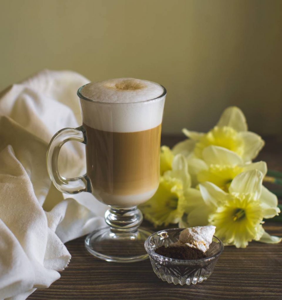 Számos tejhabosító módszer létezik a habos kávé otthoni elkészítéséhez.
