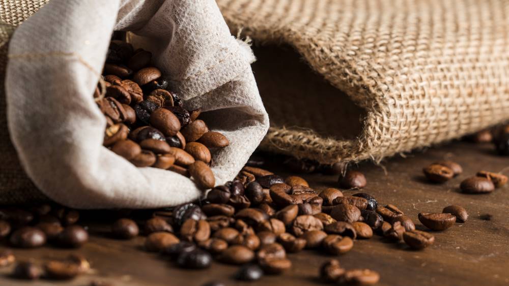 A kávé negatív hatásai között lehet a túlzott koffeinbevitel.