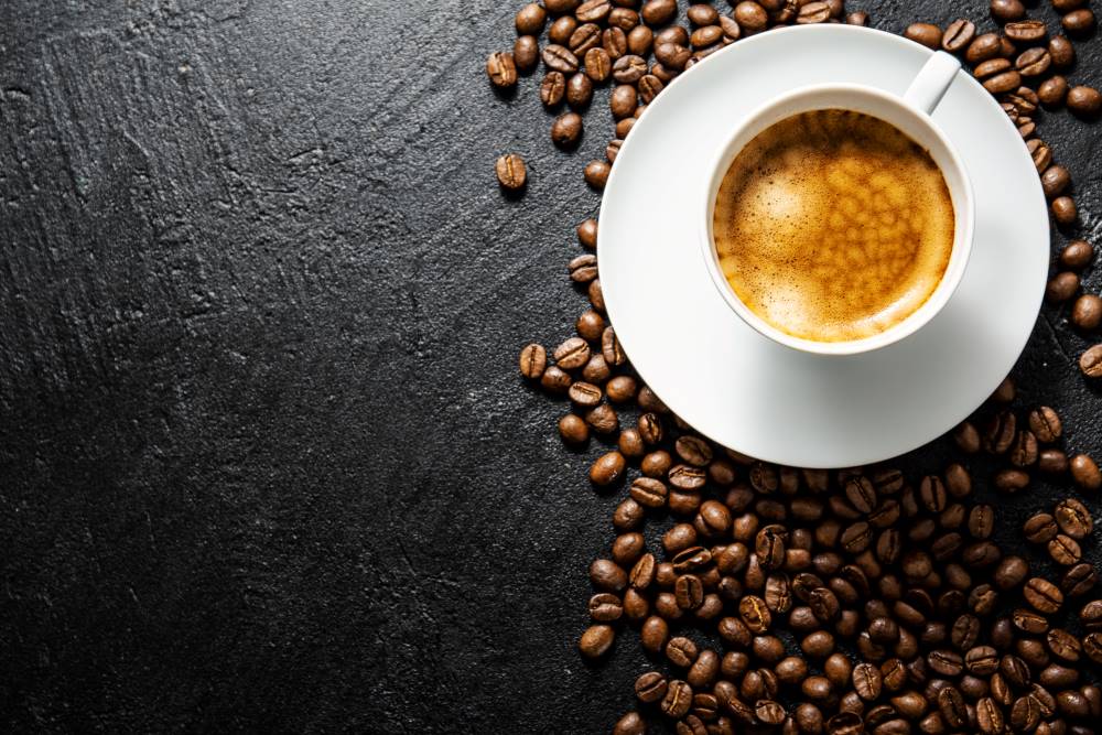 A koffeinmentes kávé csekély mennyiségben tartalmaz koffeint.