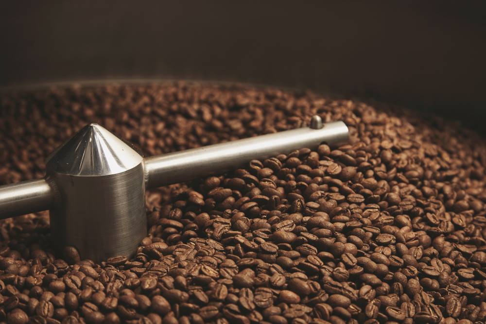 Hazánkban is számos nemzetközi színvonalú magyar kávépörkölő manufaktúra működik.