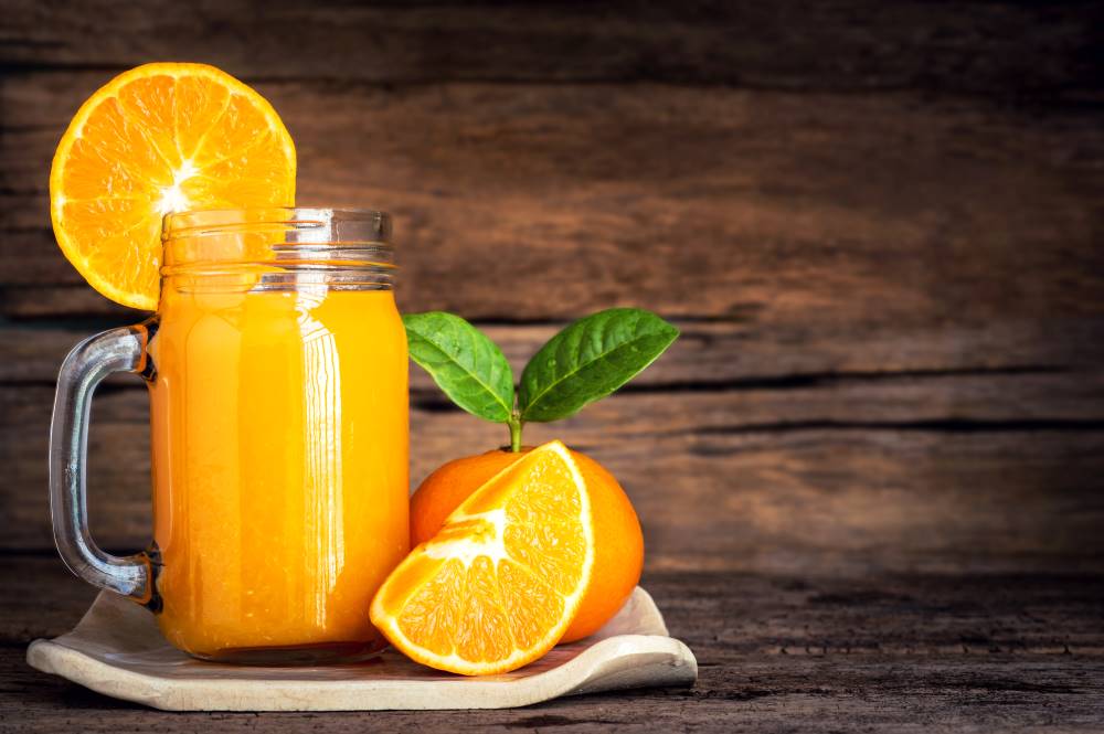 A narancsos kávé legegyszerűbb elkészítése módja, ha kávét és narancslevet használunk.