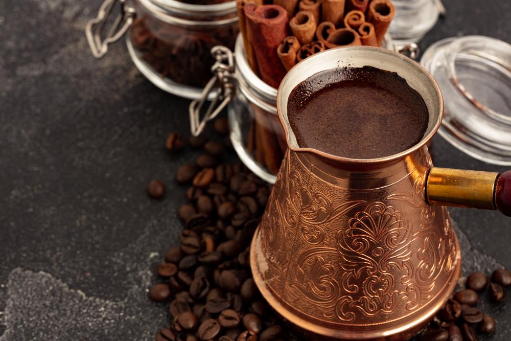 A török kávé koffeintartalma 250 ml esetén nagyjából 200 mg.