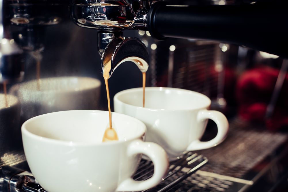 A doppio kávé készítéséhez karos eszpresszó gépre van szükség és dupla portafiltert használunk.