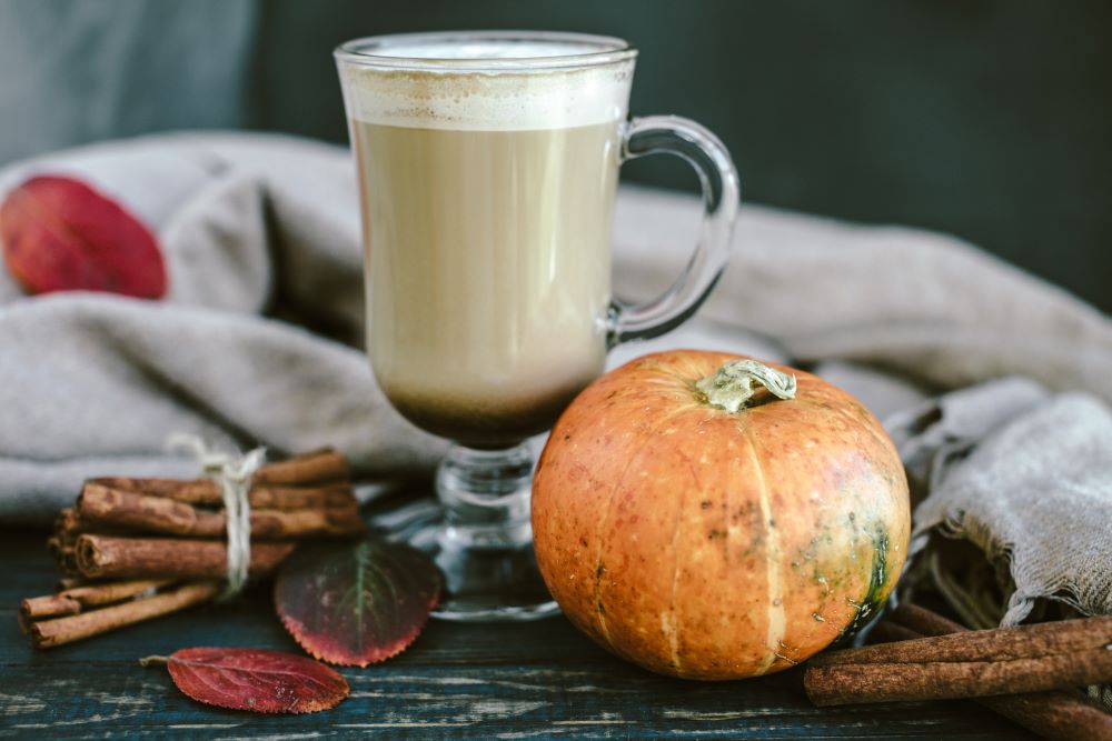 A Pumpkin Spice Latte egy szezonális kávékülönlegesség sütőtökkel és illatos fűszerekkel.