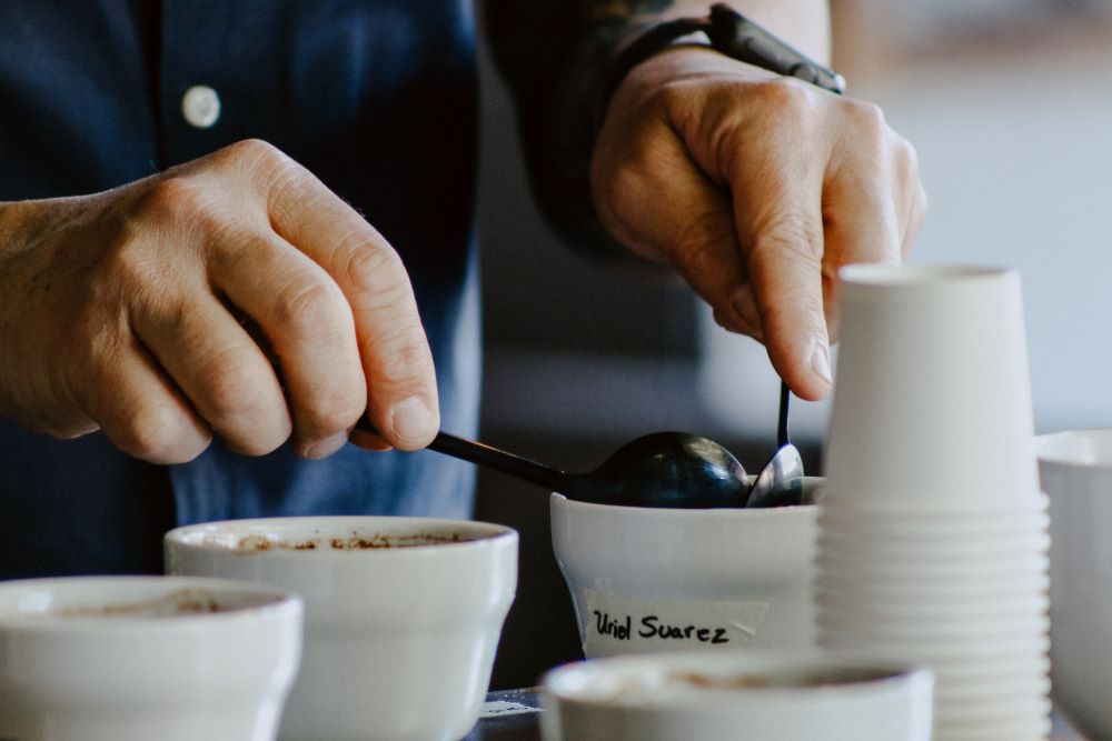 A cupping jelentése a különböző kávék érzékszervi vizsgálata.