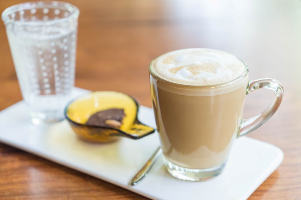 A caffé latte készítése otthon is nagyon egyszerű.