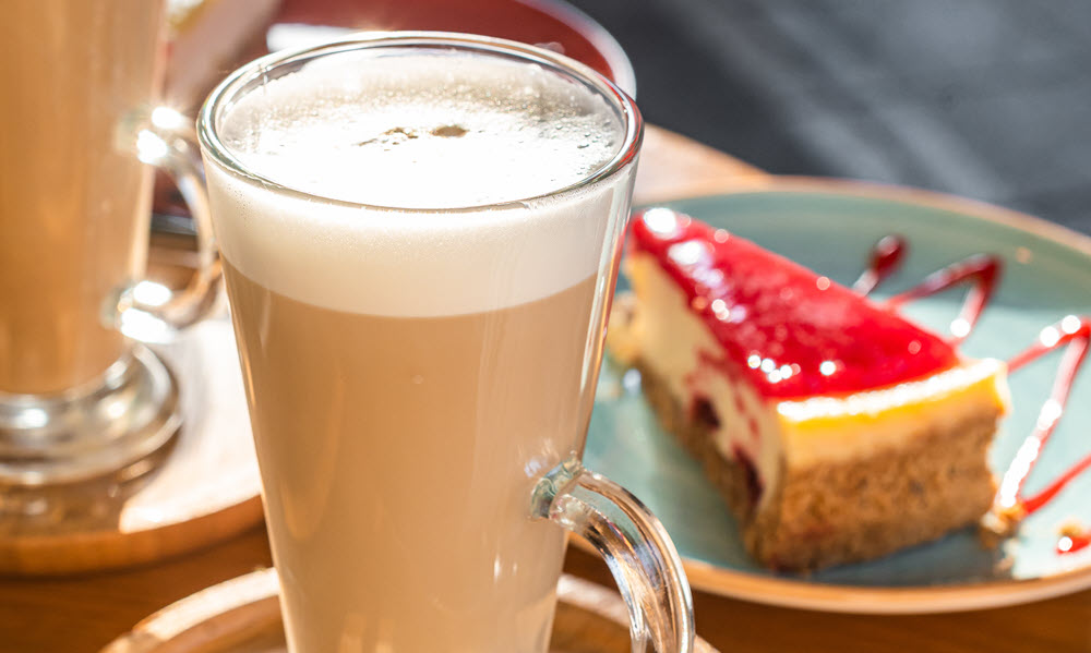 A caffé latte receptje 30 ml eszpresszót és 220 ml tejet tartalmaz.