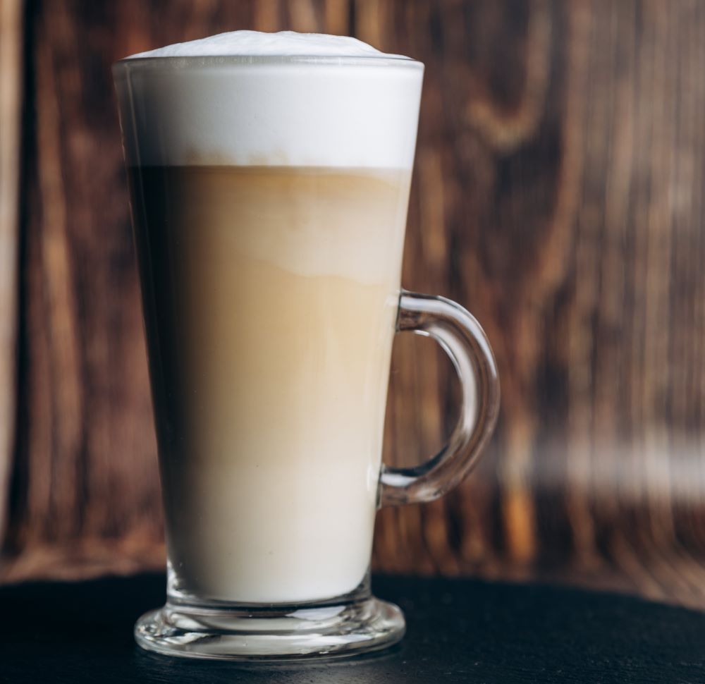 A caffé latte ⅓ rész kávéból és ⅔ rész gőzölt tejből készül, melyet vékony tejhabréteg zár.