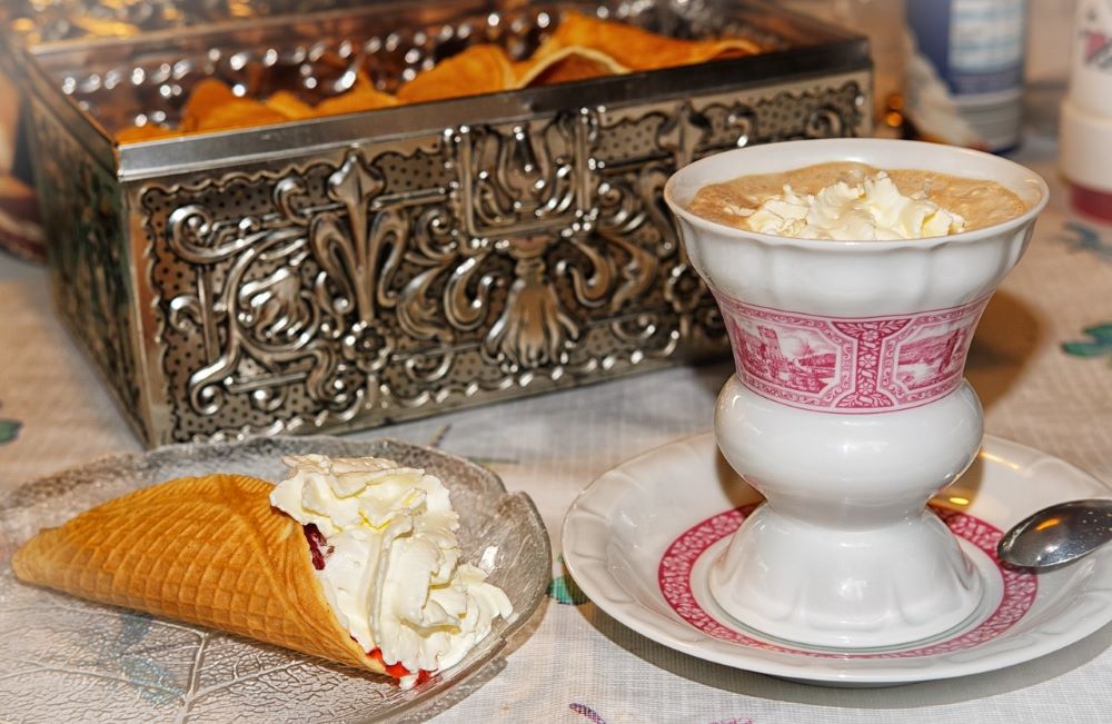 Az eredeti bécsi kávé recept hosszú kávét, csokiöntetet és tejszínhabot tartalmaz.
