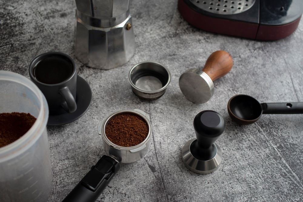 A kotyogós kávéfőzéshez a legideálisabb a közepes pörkölésű kávé.
